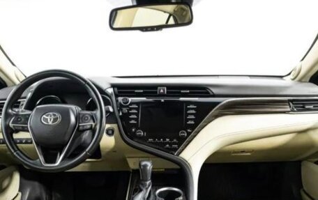 Toyota Camry, 2018 год, 1 300 000 рублей, 3 фотография