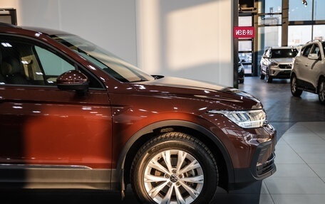 Volkswagen Tiguan II, 2020 год, 2 355 000 рублей, 5 фотография