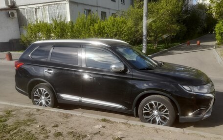 Mitsubishi Outlander III рестайлинг 3, 2016 год, 1 600 000 рублей, 2 фотография
