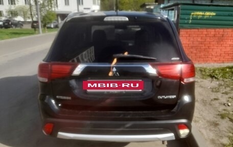 Mitsubishi Outlander III рестайлинг 3, 2016 год, 1 600 000 рублей, 3 фотография