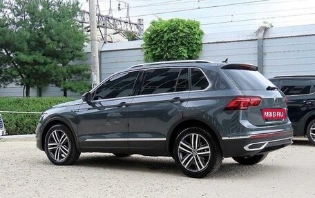 Volkswagen Tiguan II, 2021 год, 2 899 800 рублей, 3 фотография