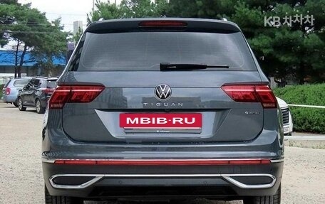 Volkswagen Tiguan II, 2021 год, 2 899 800 рублей, 4 фотография