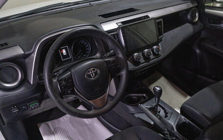 Toyota RAV4, 2016 год, 2 099 000 рублей, 6 фотография