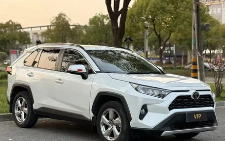 Toyota RAV4, 2021 год, 2 100 000 рублей, 3 фотография