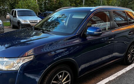 Mitsubishi Outlander III рестайлинг 3, 2014 год, 1 490 000 рублей, 2 фотография