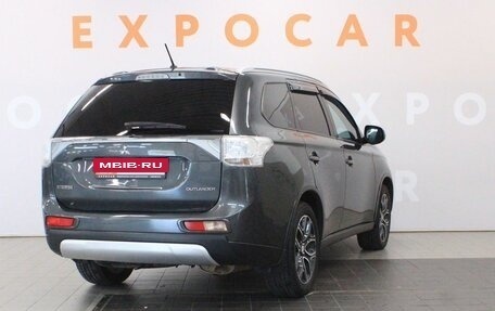 Mitsubishi Outlander III рестайлинг 3, 2014 год, 1 560 000 рублей, 5 фотография