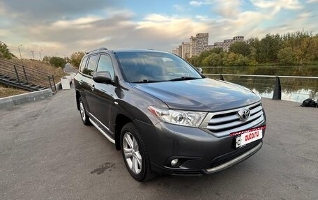 Toyota Highlander III, 2010 год, 1 680 000 рублей, 2 фотография