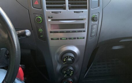 Toyota Yaris III рестайлинг, 2010 год, 750 000 рублей, 12 фотография