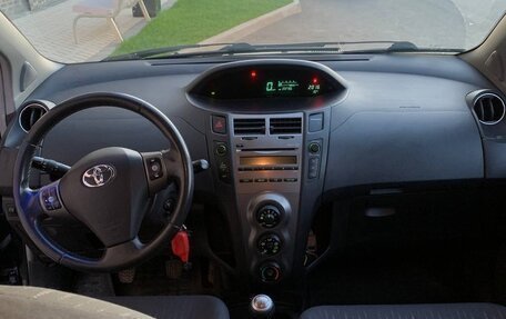 Toyota Yaris III рестайлинг, 2010 год, 750 000 рублей, 9 фотография