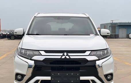 Mitsubishi Outlander III рестайлинг 3, 2021 год, 2 500 000 рублей, 2 фотография