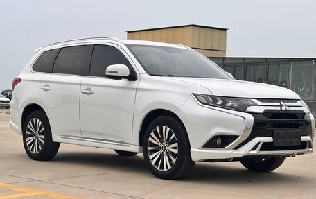 Mitsubishi Outlander III рестайлинг 3, 2021 год, 2 500 000 рублей, 3 фотография