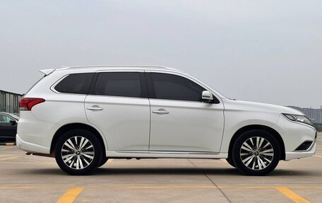 Mitsubishi Outlander III рестайлинг 3, 2021 год, 2 500 000 рублей, 4 фотография