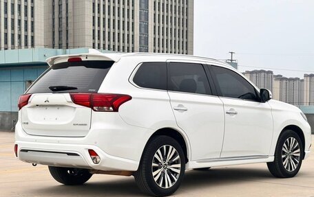 Mitsubishi Outlander III рестайлинг 3, 2021 год, 2 500 000 рублей, 5 фотография
