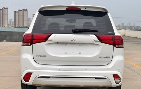 Mitsubishi Outlander III рестайлинг 3, 2021 год, 2 500 000 рублей, 6 фотография