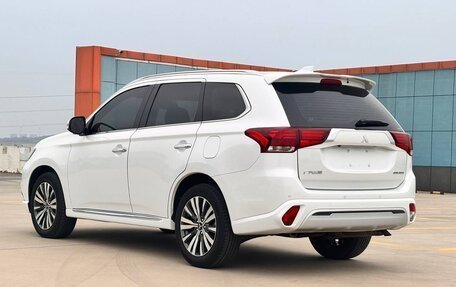 Mitsubishi Outlander III рестайлинг 3, 2021 год, 2 500 000 рублей, 7 фотография