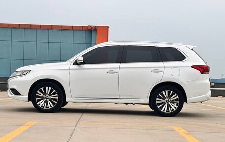 Mitsubishi Outlander III рестайлинг 3, 2021 год, 2 500 000 рублей, 8 фотография