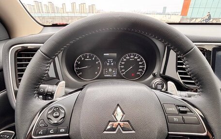 Mitsubishi Outlander III рестайлинг 3, 2021 год, 2 500 000 рублей, 10 фотография