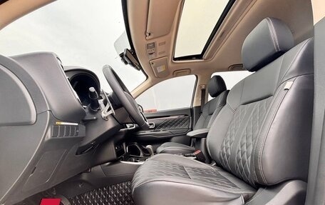Mitsubishi Outlander III рестайлинг 3, 2021 год, 2 500 000 рублей, 9 фотография