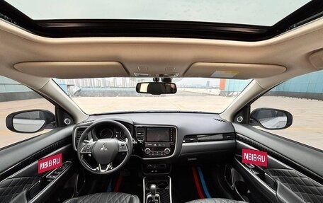 Mitsubishi Outlander III рестайлинг 3, 2021 год, 2 500 000 рублей, 13 фотография