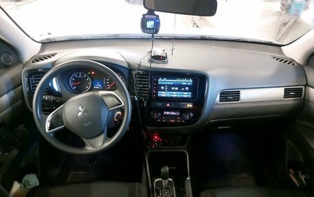 Mitsubishi Outlander III рестайлинг 3, 2018 год, 1 697 000 рублей, 8 фотография