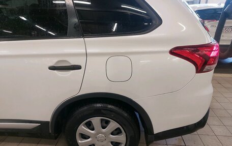 Mitsubishi Outlander III рестайлинг 3, 2018 год, 1 697 000 рублей, 9 фотография
