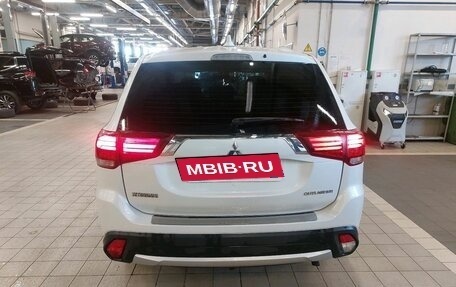Mitsubishi Outlander III рестайлинг 3, 2018 год, 1 697 000 рублей, 11 фотография