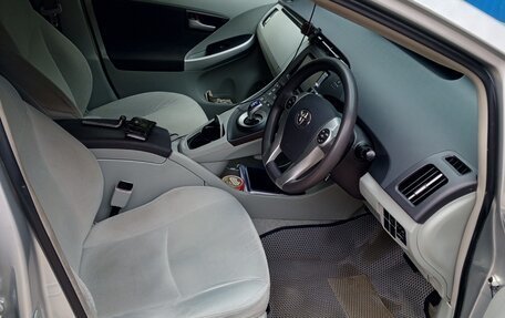 Toyota Prius, 2011 год, 990 000 рублей, 12 фотография