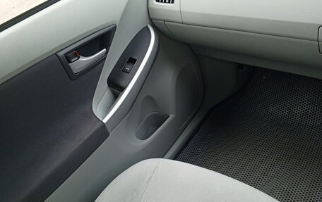 Toyota Prius, 2011 год, 990 000 рублей, 13 фотография