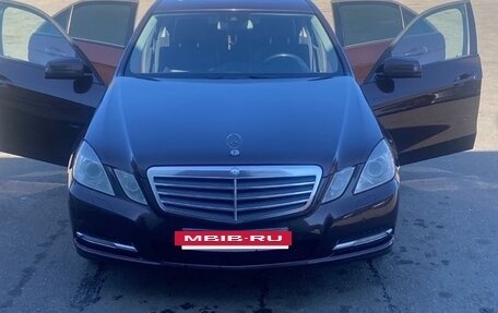 Mercedes-Benz E-Класс, 2010 год, 1 300 000 рублей, 2 фотография