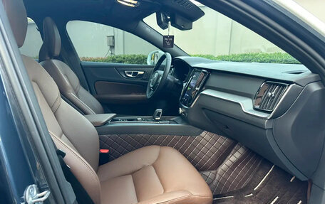 Volvo S60 III, 2022 год, 2 415 000 рублей, 5 фотография