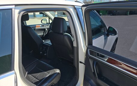 Volkswagen Touareg III, 2011 год, 2 090 000 рублей, 28 фотография