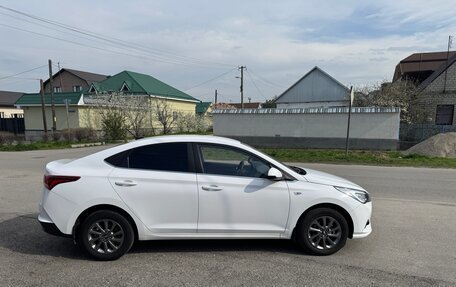 Hyundai Solaris II рестайлинг, 2022 год, 2 000 000 рублей, 9 фотография