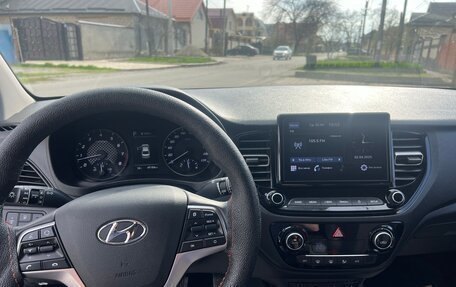 Hyundai Solaris II рестайлинг, 2022 год, 2 000 000 рублей, 15 фотография