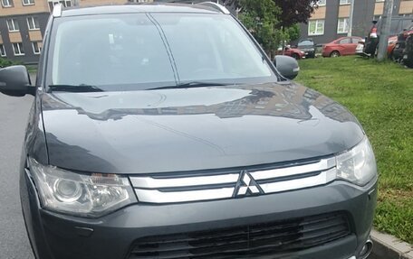Mitsubishi Outlander III рестайлинг 3, 2014 год, 1 400 000 рублей, 2 фотография