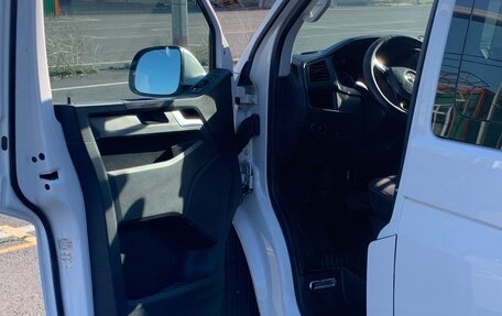 Volkswagen Multivan T6 рестайлинг, 2019 год, 3 100 000 рублей, 13 фотография