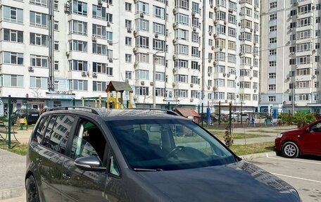 Volkswagen Touran III, 2010 год, 799 999 рублей, 2 фотография