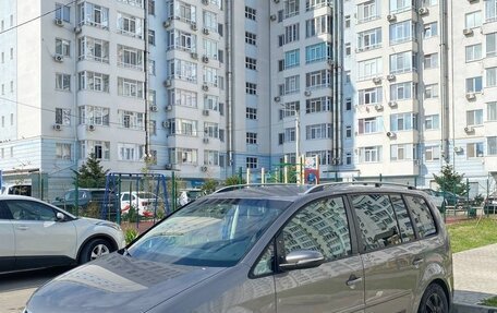 Volkswagen Touran III, 2010 год, 799 999 рублей, 3 фотография
