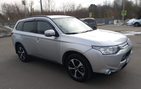 Mitsubishi Outlander III рестайлинг 3, 2013 год, 1 550 000 рублей, 4 фотография