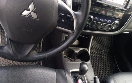 Mitsubishi Outlander III рестайлинг 3, 2013 год, 1 550 000 рублей, 10 фотография