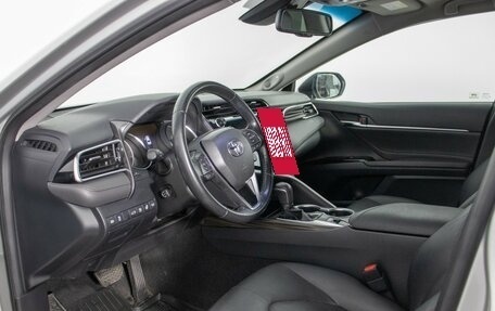 Toyota Camry, 2018 год, 2 875 000 рублей, 10 фотография