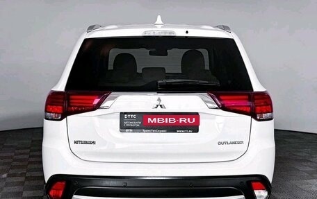 Mitsubishi Outlander III рестайлинг 3, 2018 год, 1 749 000 рублей, 6 фотография