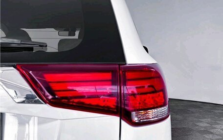 Mitsubishi Outlander III рестайлинг 3, 2018 год, 1 749 000 рублей, 10 фотография