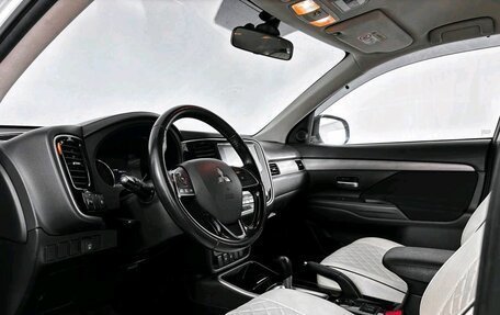 Mitsubishi Outlander III рестайлинг 3, 2018 год, 1 749 000 рублей, 16 фотография