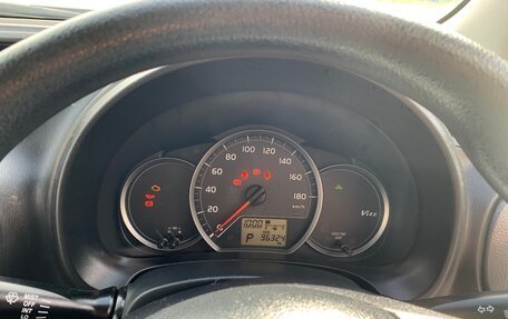 Toyota Vitz, 2013 год, 890 000 рублей, 2 фотография