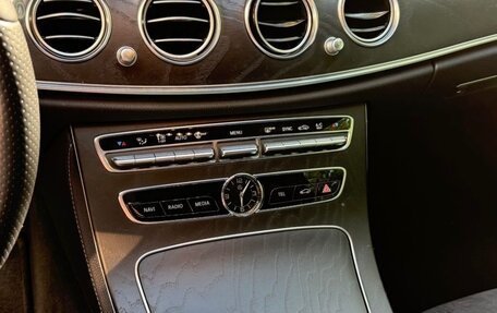 Mercedes-Benz E-Класс, 2019 год, 4 350 000 рублей, 24 фотография