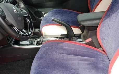 Mitsubishi Outlander III рестайлинг 3, 2018 год, 1 997 000 рублей, 8 фотография