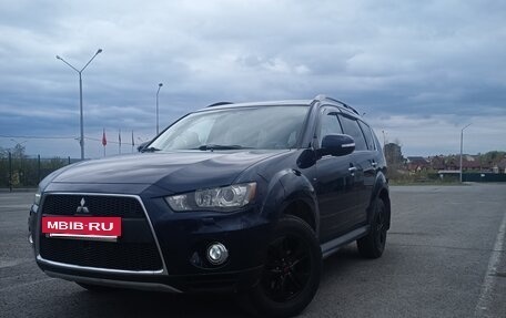 Mitsubishi Outlander III рестайлинг 3, 2011 год, 1 600 000 рублей, 2 фотография