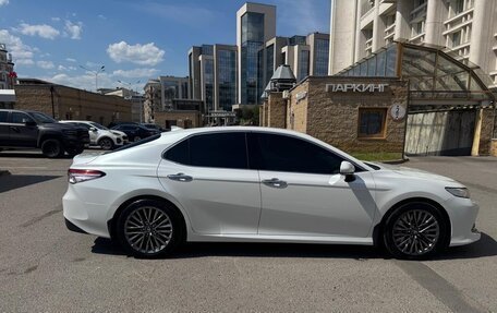 Toyota Camry, 2018 год, 3 950 000 рублей, 5 фотография