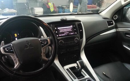 Mitsubishi Pajero Sport III рестайлинг, 2018 год, 2 330 000 рублей, 5 фотография