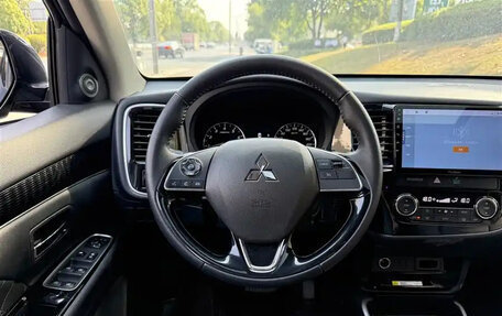 Mitsubishi Outlander III рестайлинг 3, 2021 год, 1 900 000 рублей, 12 фотография